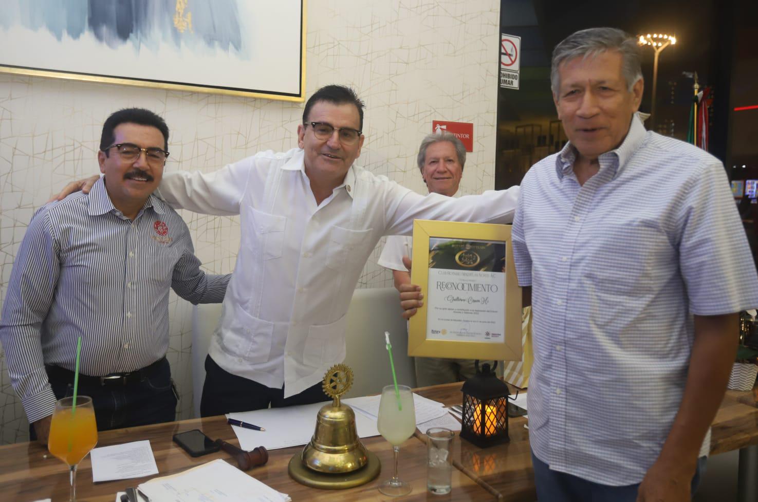 $!Guillermo Osuna Hi con su distinción.