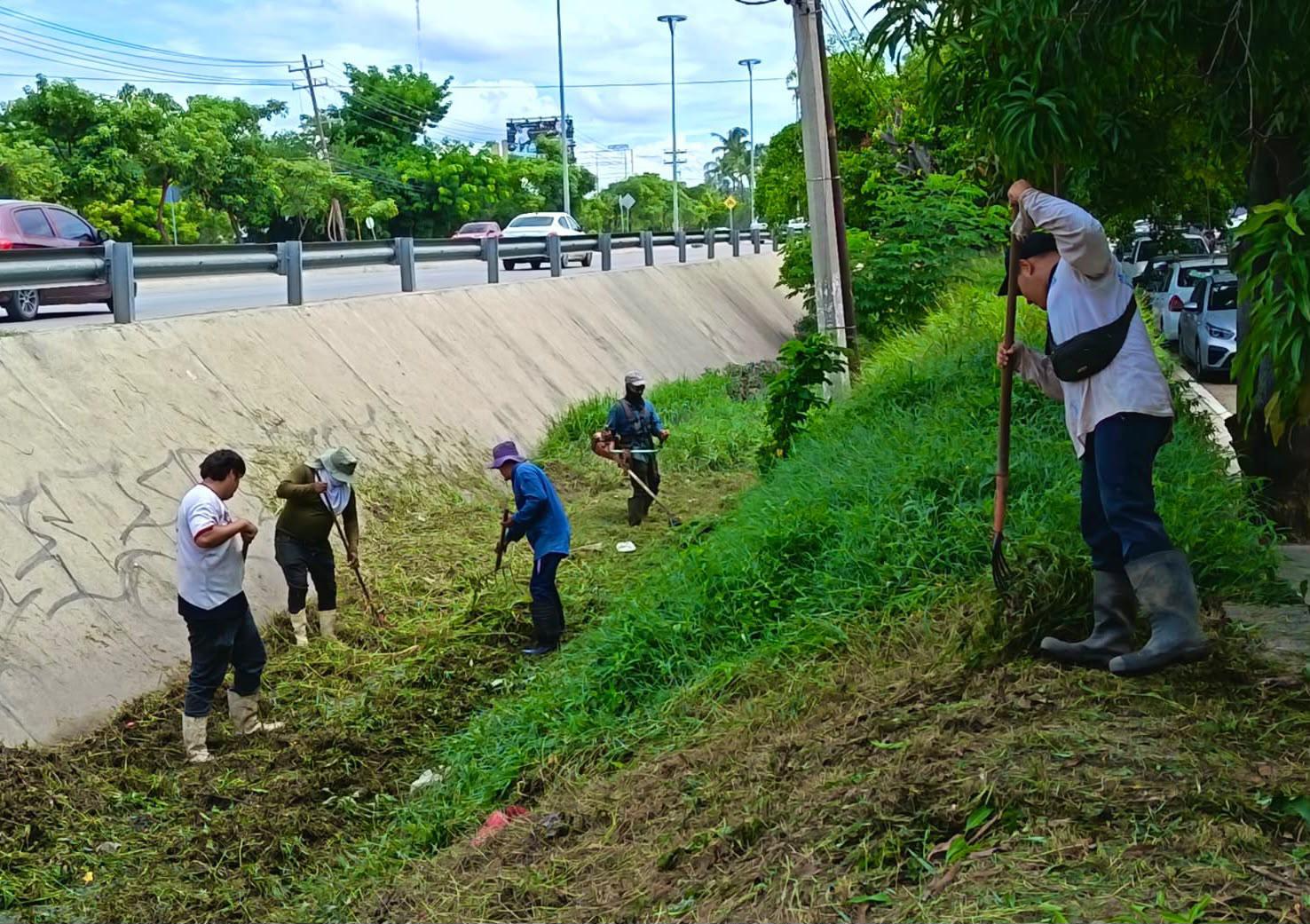 $!Realizan limpieza de canales y arroyos en Mazatlán ante huracán Simon