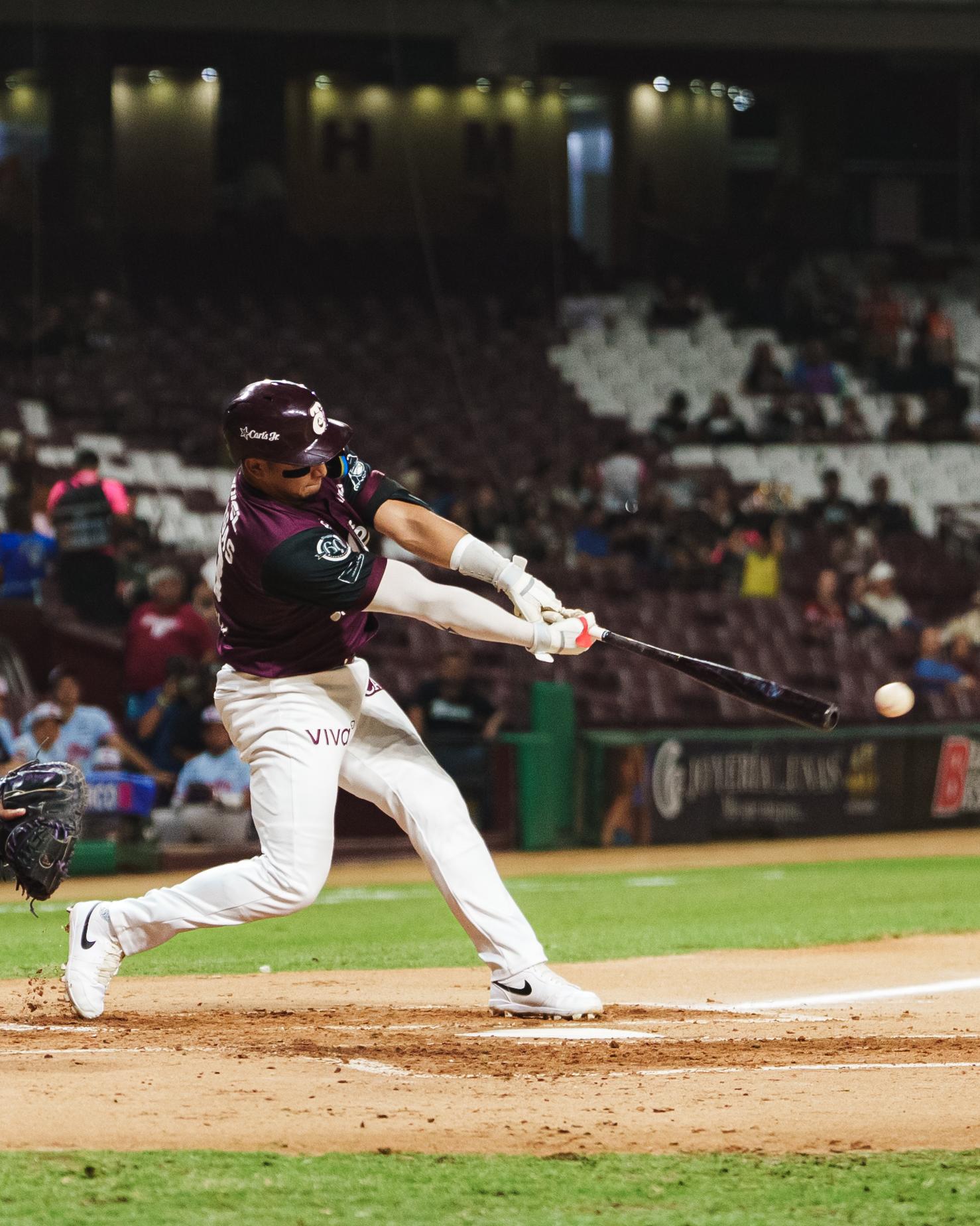 $!Grand slam de Estamy Ureña impulsa a Venados en Culiacán