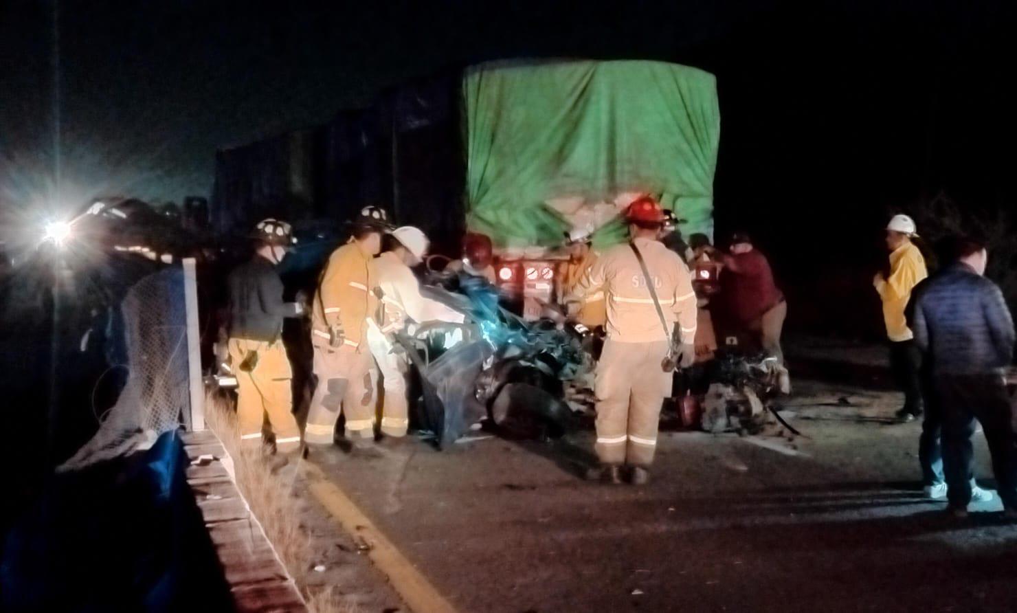 $!Aparatosa carambola en la Internacional, al sur de Mazatlán, deja 2 muertos y 8 heridos