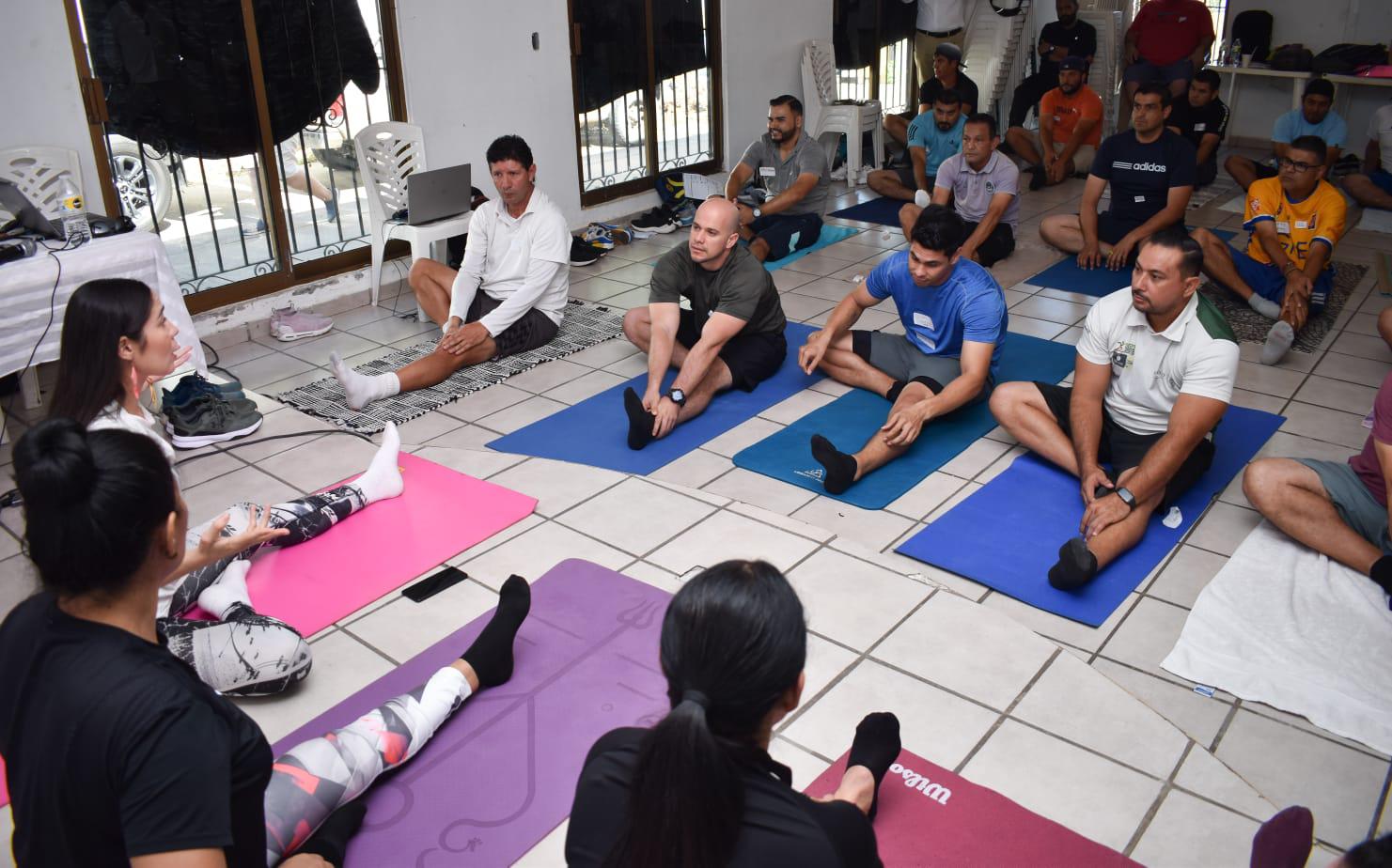 $!Se capacitan profesores mazatlecos de educación física en la rama del yoga