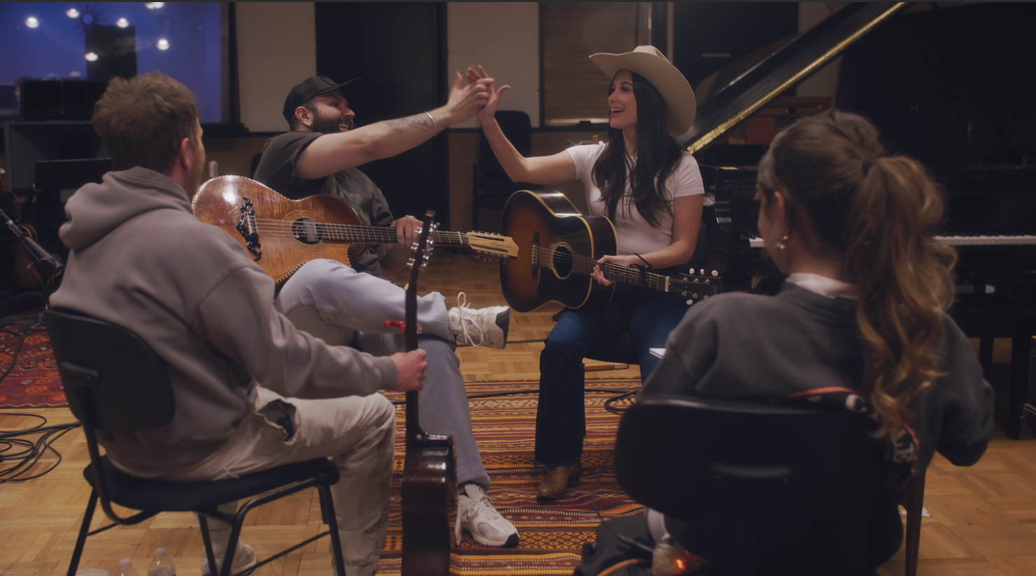 $!Presenta Carín León su dueto con Kacey Musgraves