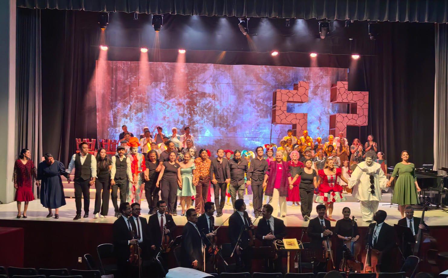 $!El Coro Ángela Peralta cosechó una brillante actuación durante su participación.
