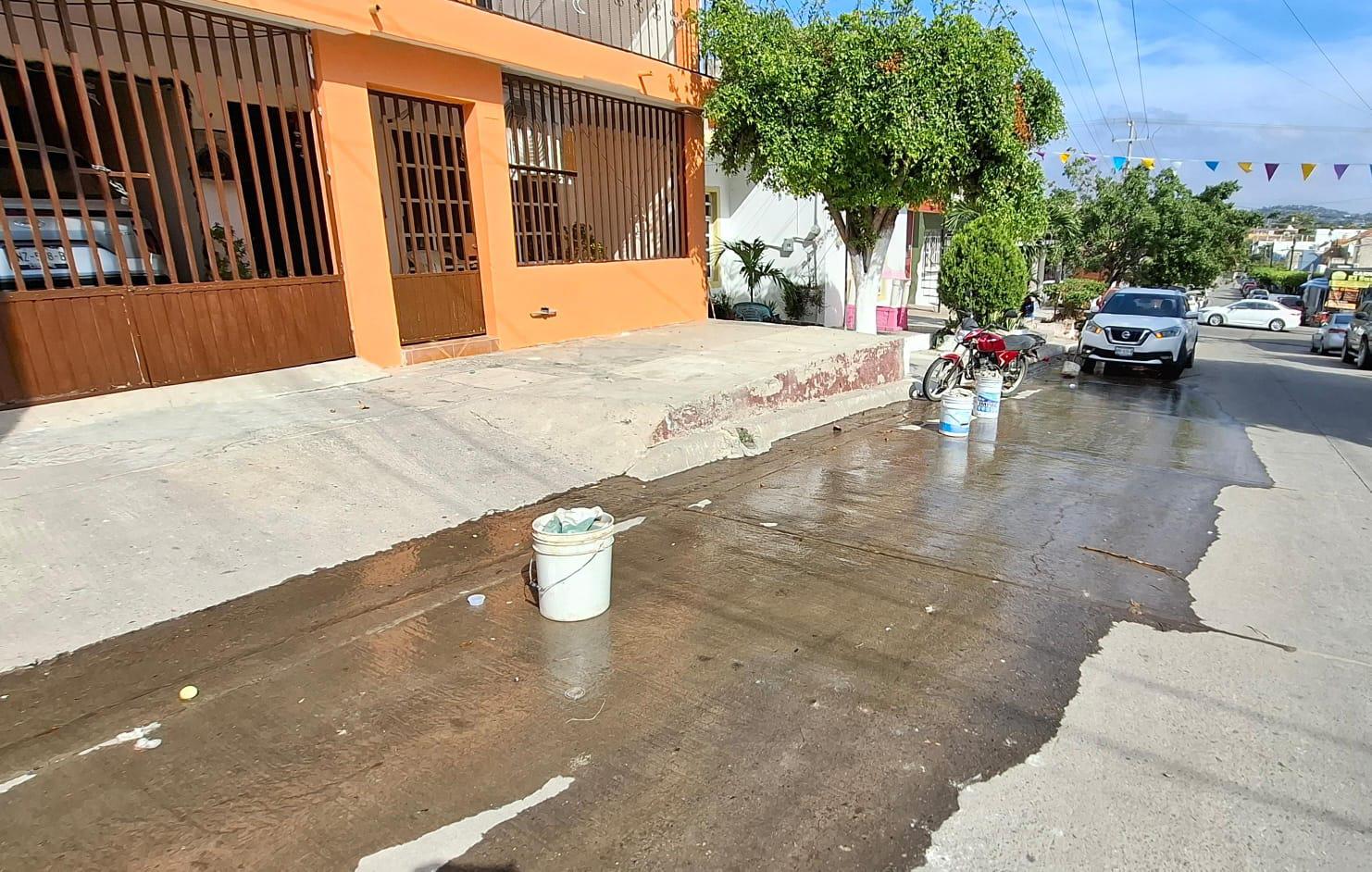 $!Exigen comerciantes que reparen tres fugas de agua potable que atraviesa el Tianguis de la Juárez, en Mazatlán