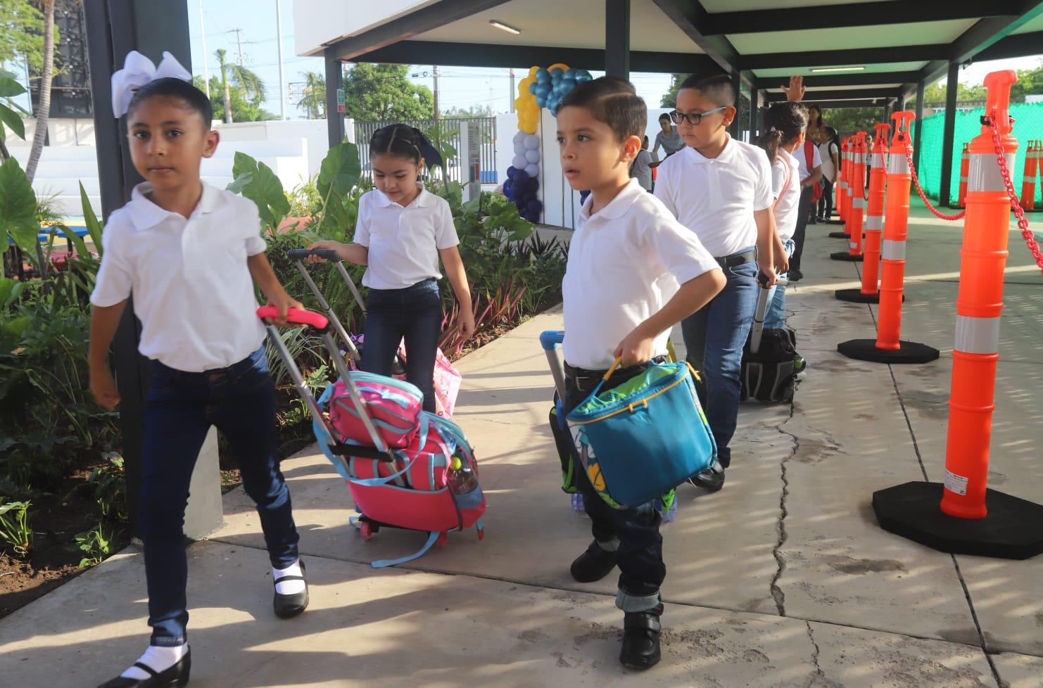 $!Los pequeños con sus útiles escolares arribaron contentos a sus clases.