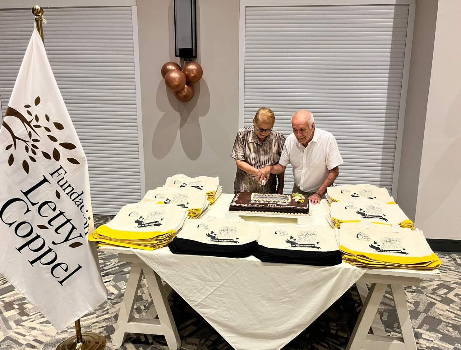 $!Baselides Barraza y Martín Reyes fueron los encargados de realizar el primer corte del pastel.