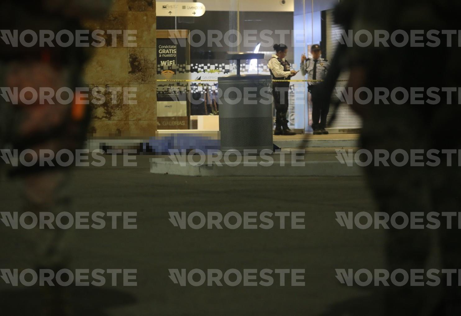 $!Asesinan a un hombre en el estacionamiento de una plaza comercial en Mazatlán
