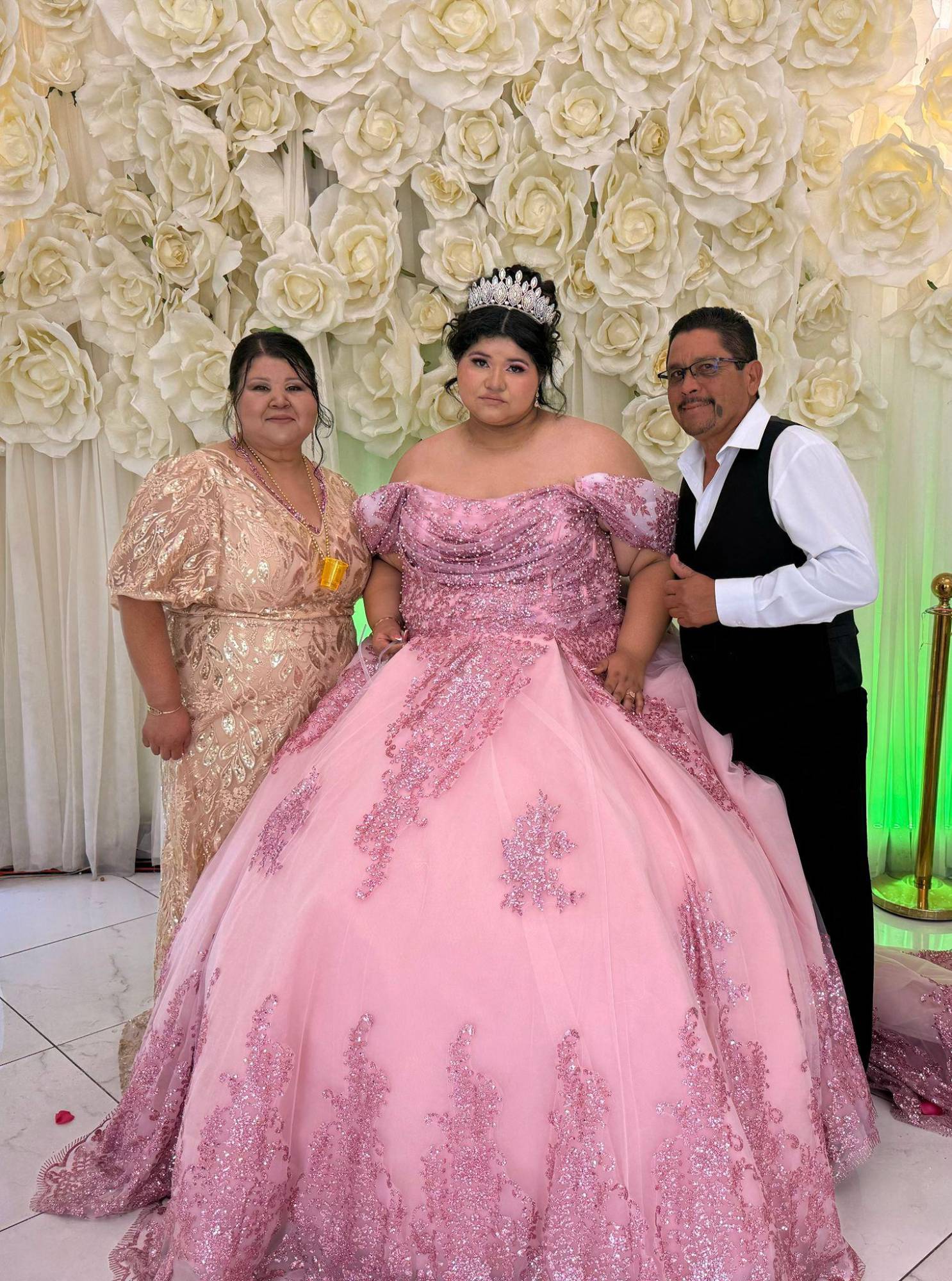 $!La quinceañera con Gilberto y Michell Figueroa.