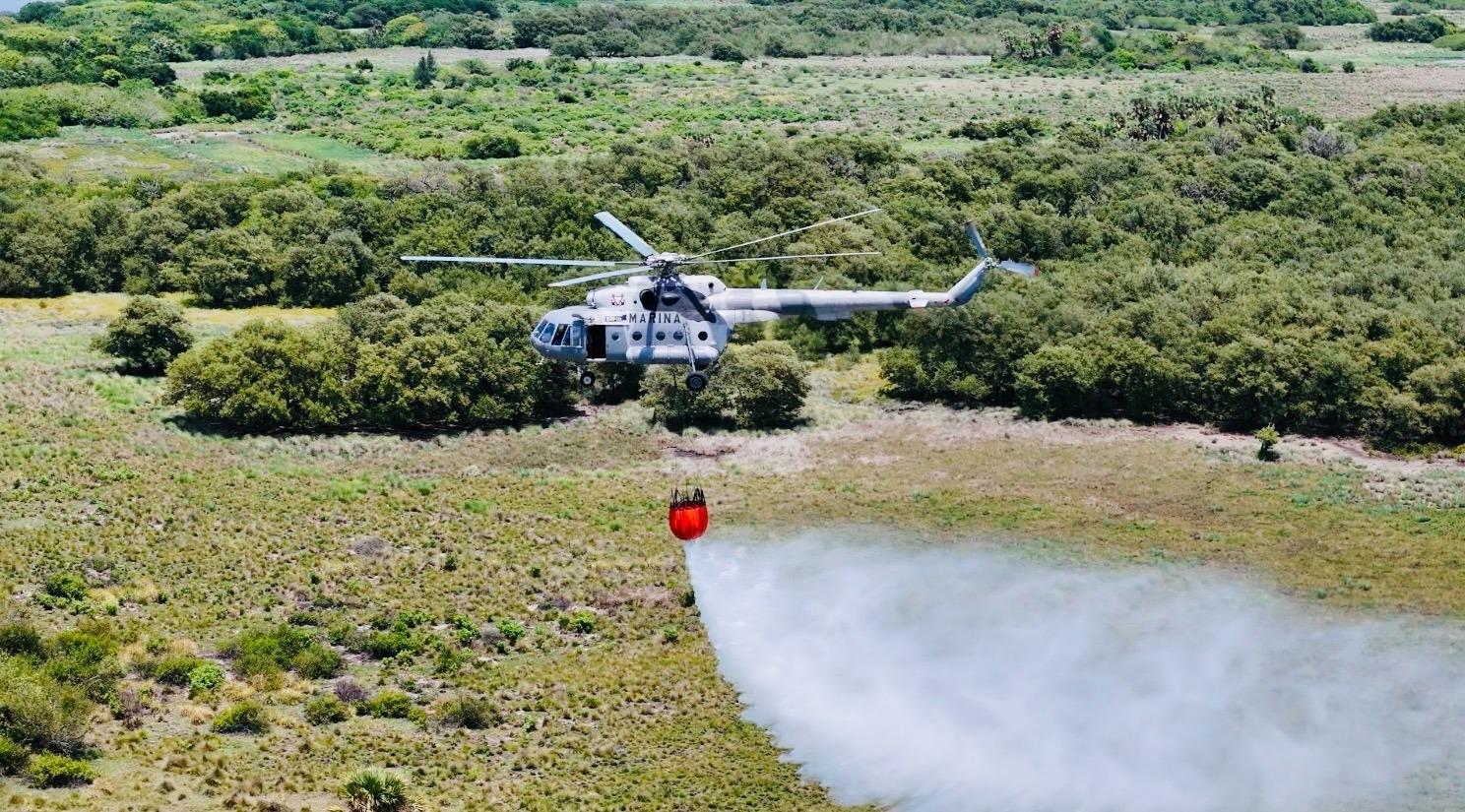 $!Marina realiza prácticas aéreas de combate a incendios con helicóptero MI-17 en Veracruz