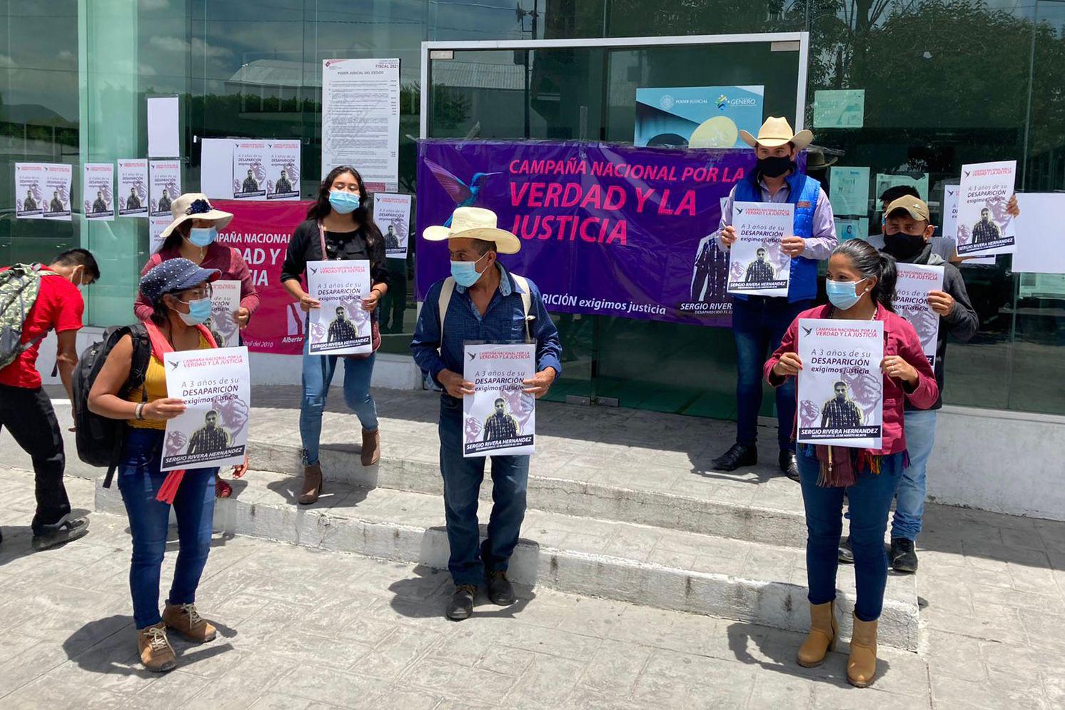 $!Agosto de 2021. Integrantes de la organización MAIZ se manifiestan afuera de la Casa de Justicia de Tehuacán, exigiendo la aparición de su compañero Sergio Rivera.