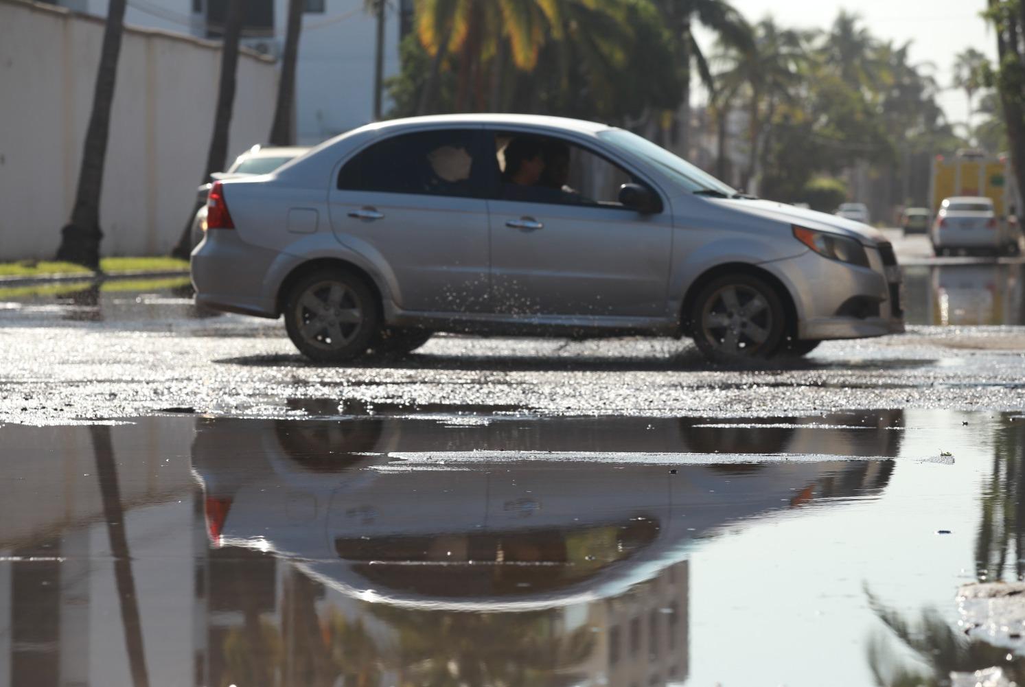 $!Está bajo el agua la avenida Cruz Lizárraga; no soportan los malos olores