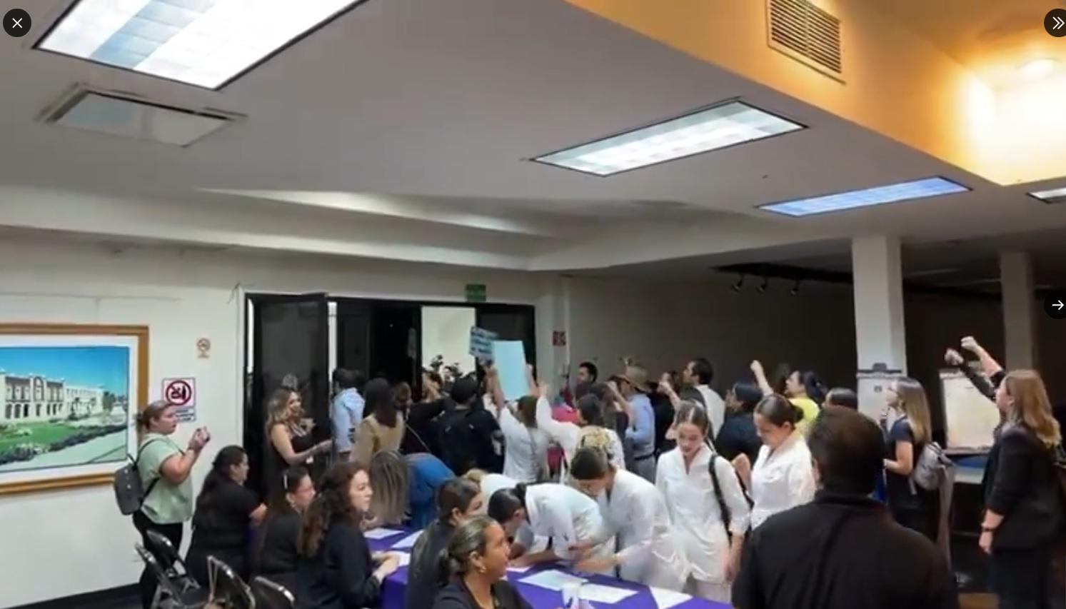 $!Protestan afuera del TEPJF para exigir que se anule la elección judicial; sesión se aplazó dos veces este miércoles