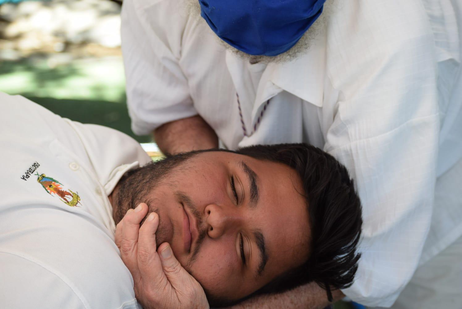 $!Desde hace más de 30 años, el doctor Soto brinda masajes terapéuticos en Imala