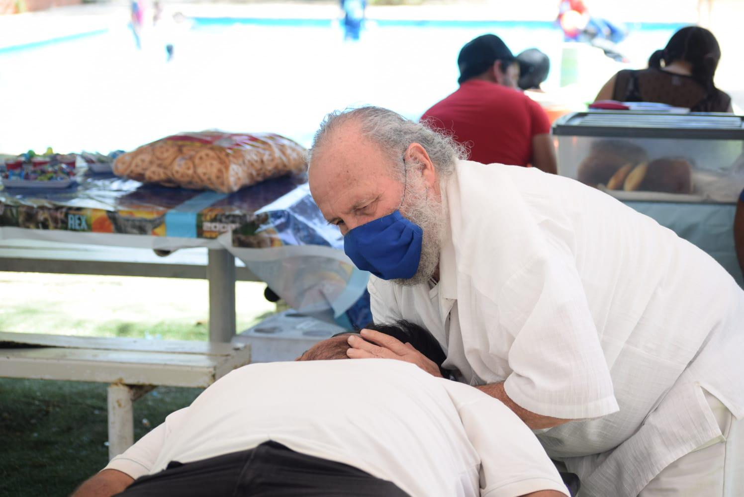 $!Desde hace más de 30 años, el doctor Soto brinda masajes terapéuticos en Imala