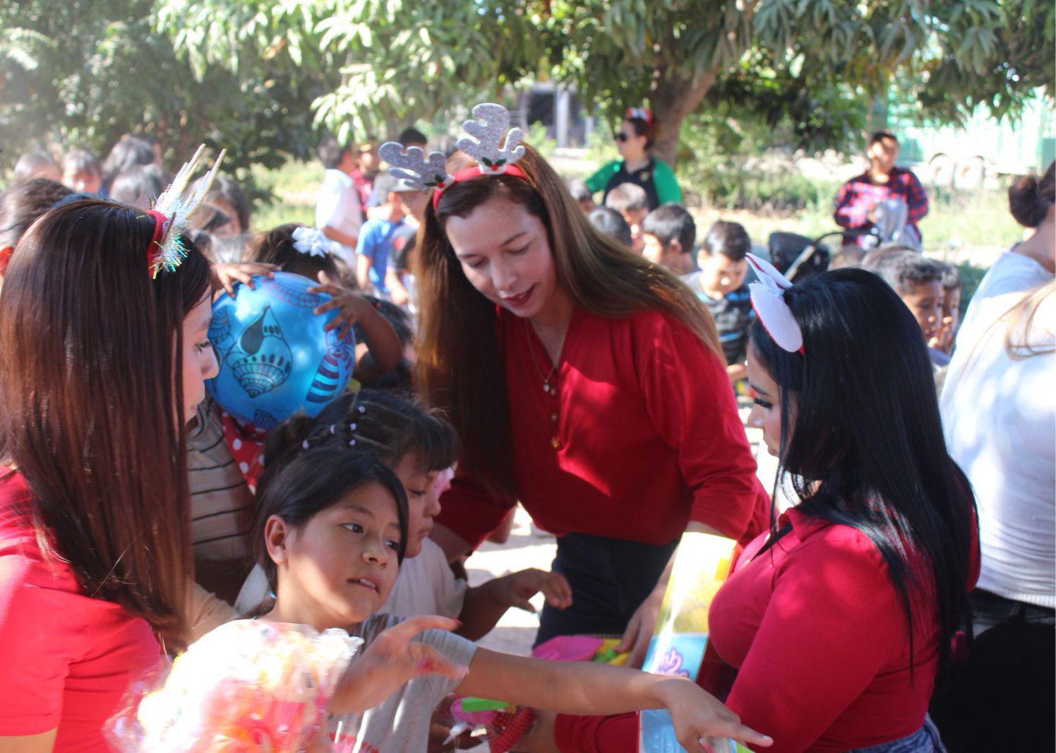 $!Alumnos de CESUR realizan entrega de juguetes a niños de colonia de El Rosario