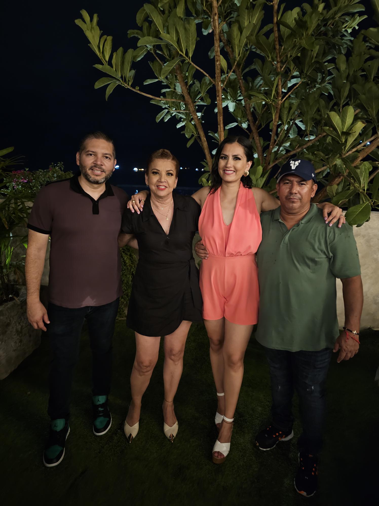 $!La cumpleañera entre su esposo Abraham Bernal Cázares, y sus papás, Susana Cazadero Medina e Iván Pardo Zamudio.