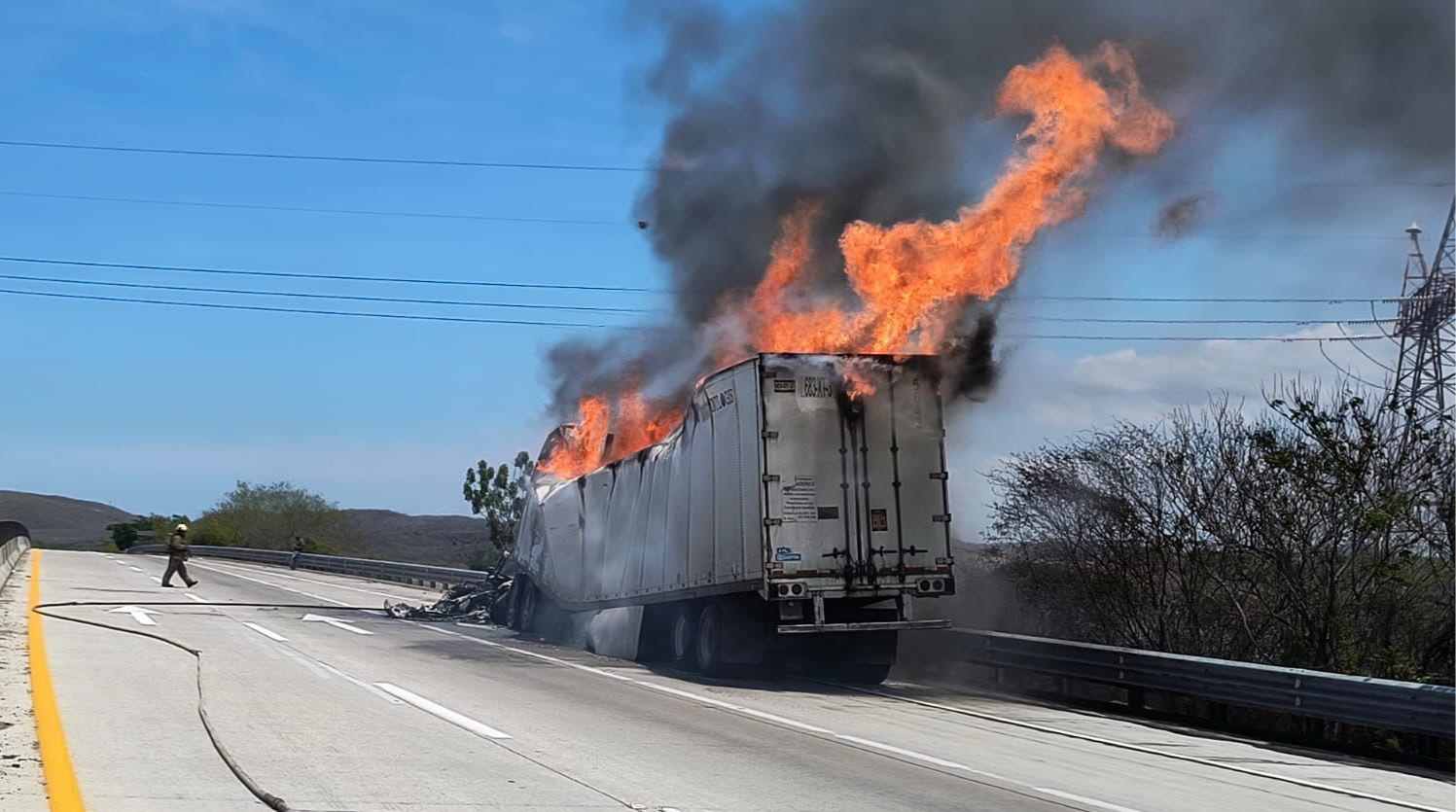 $!Incendio de tractocamión provoca cierre del libramiento Mazatlán-Villa Unión; no hay lesionados