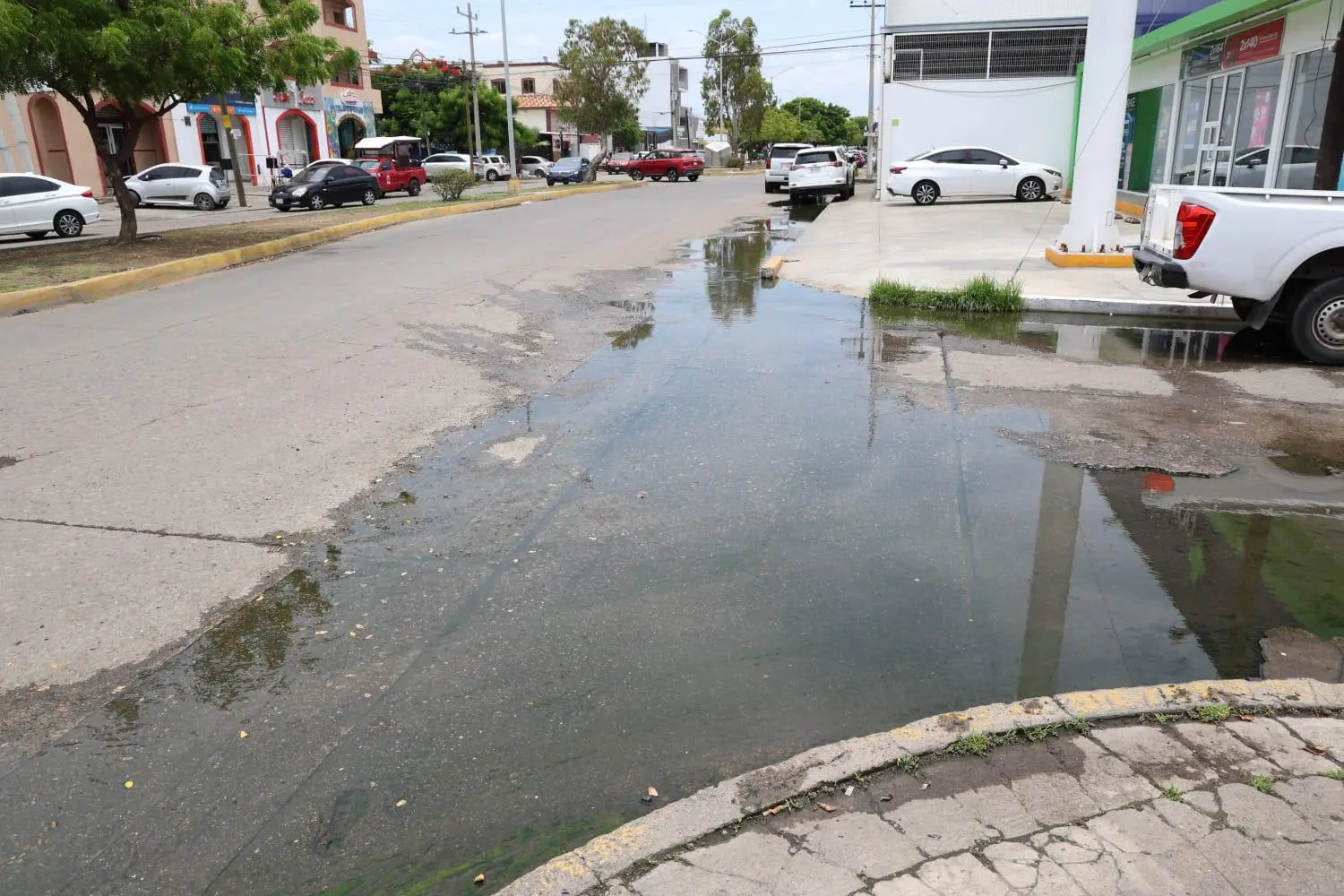 $!Exigen vecinos de la López Mateos, en Mazatlán solución a fugas de aguas negras