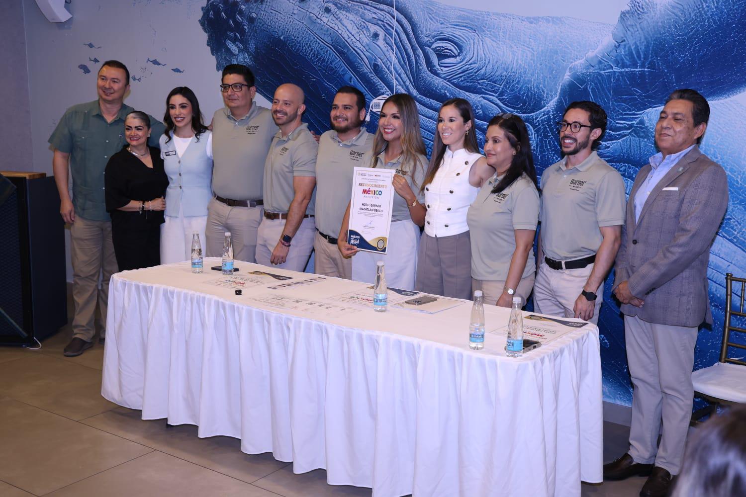 $!Entrega Sectur Sinaloa reconocimientos y certificaciones al sector turístico de Mazatlán