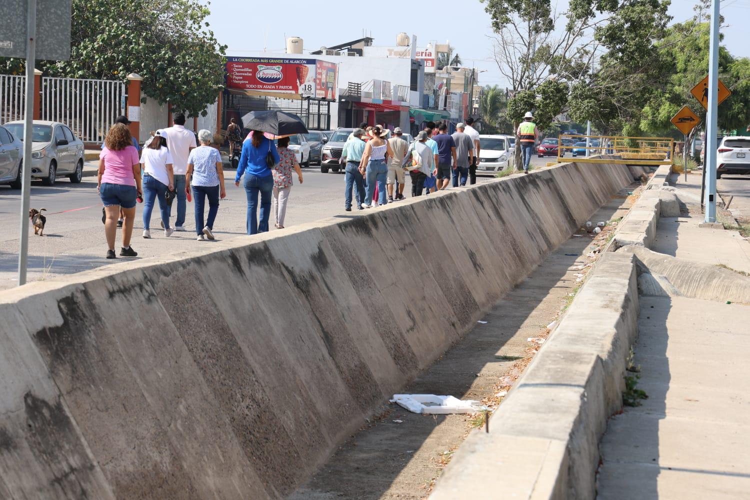 $!Tras bloqueo, se compromete director de Obras Públicas de Mazatlán a desazolvar canal en Avenida Santa Rosa