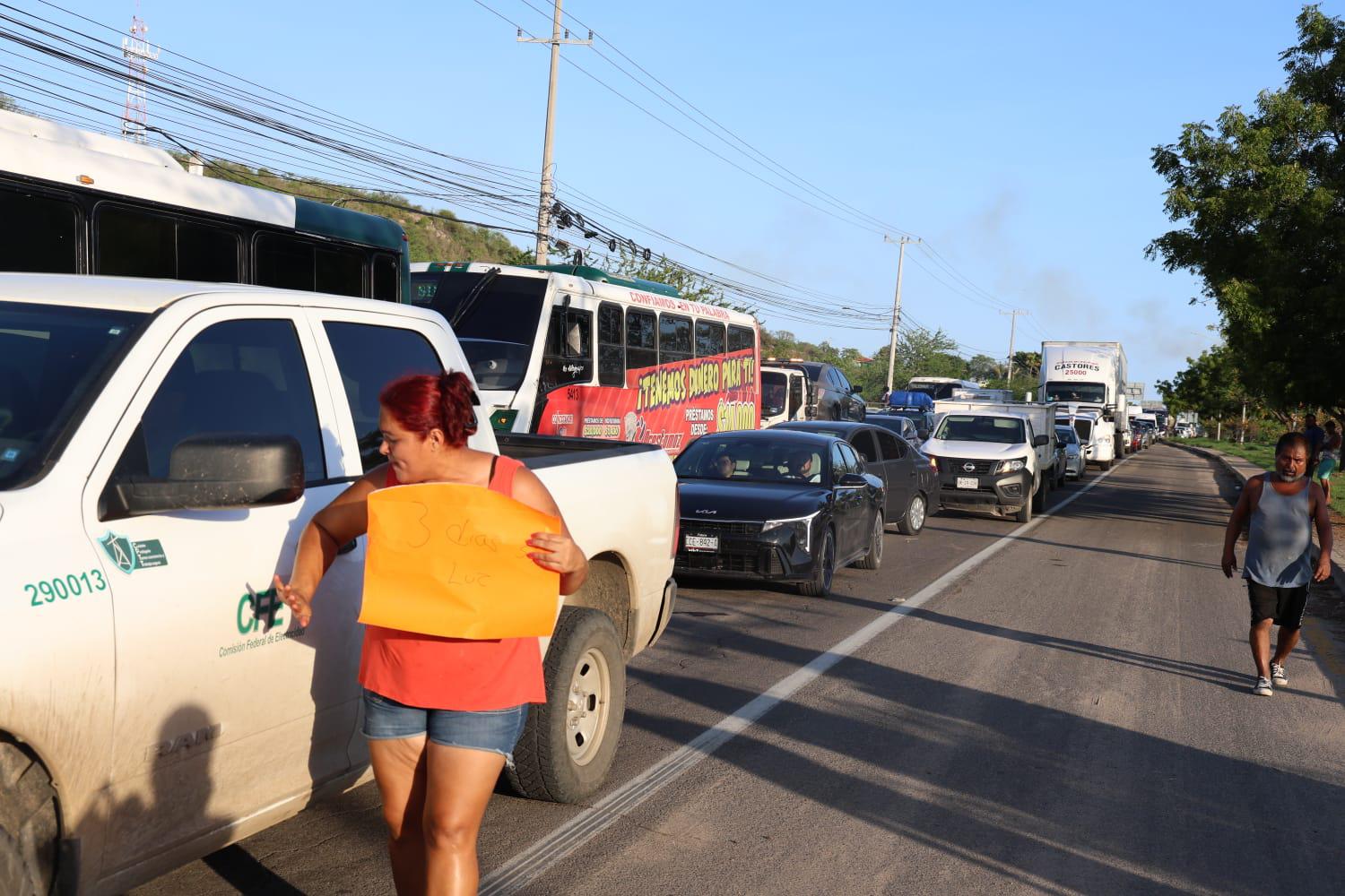 $!Vecinos bloquean la carretera Internacional al sur en Mazatlán por falta de energía eléctrica