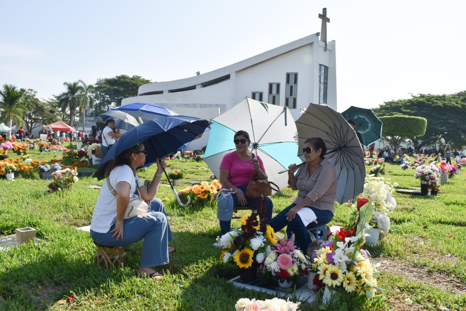 $!‘Siempre los recuerda uno’, familiares acuden a panteones de Mazatlán a pasar el día con sus seres queridos