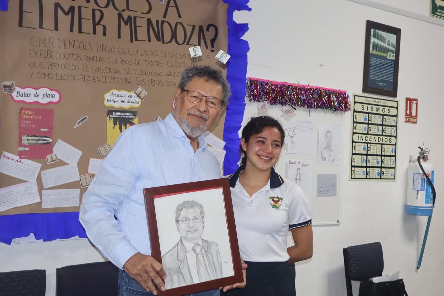 $!El autor recibió un retrato a lápiz de una de las estudiantes.