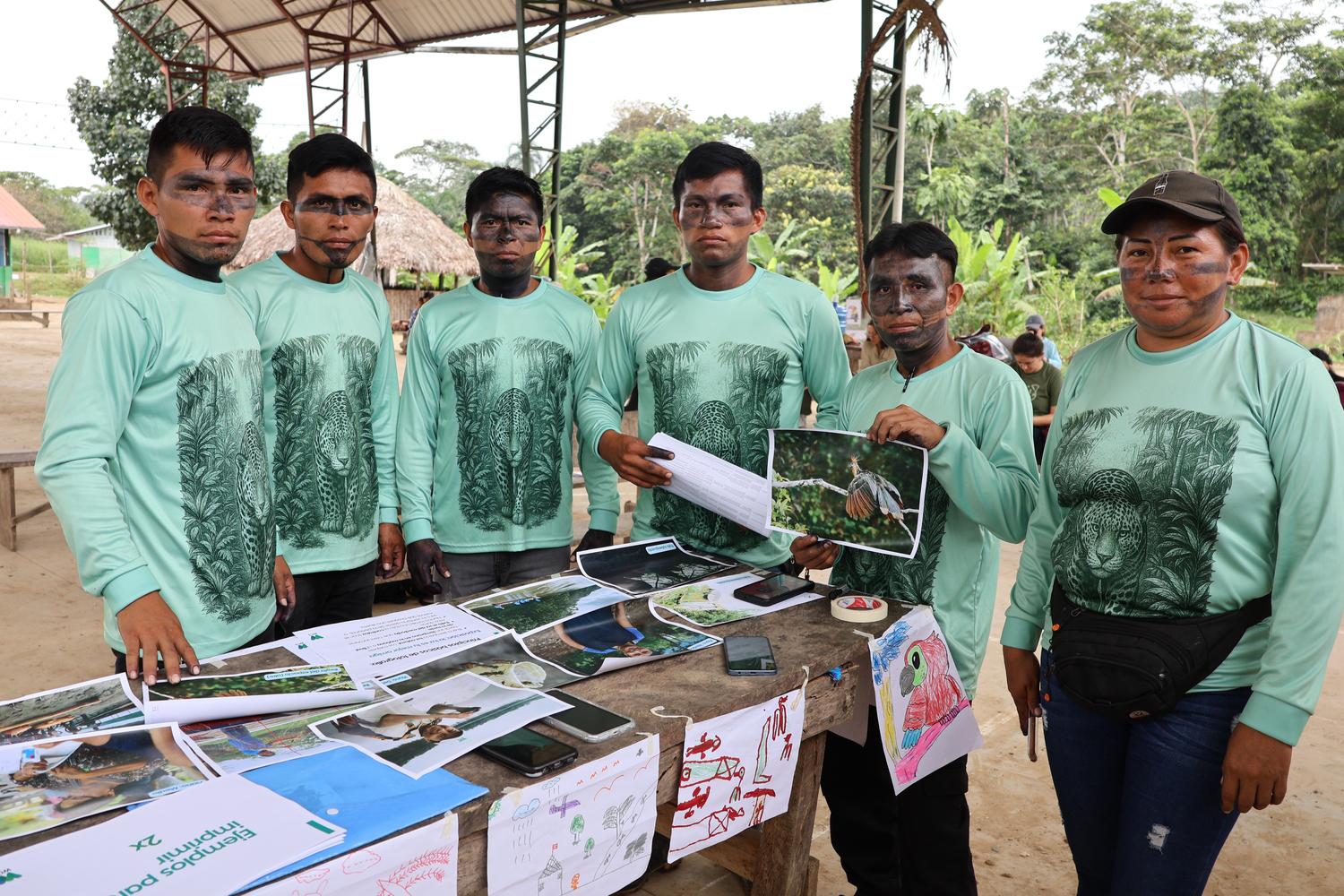 $!La lideresa kichwa Dalia Aragón (derecha) en una clase de fotografía para documentar la biodiversidad.