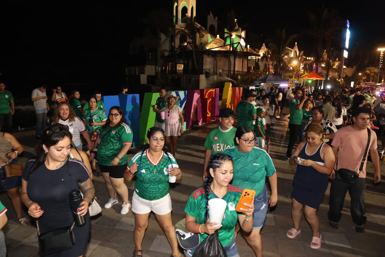 $!Mazatlán celebra con fiesta en el malecón triunfo de México ante Corea