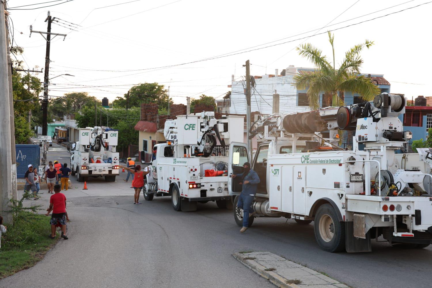 $!Tras hora y media de bloqueo carretero, vecinos de La Sirena logran que CFE atienda falta de energía eléctrica