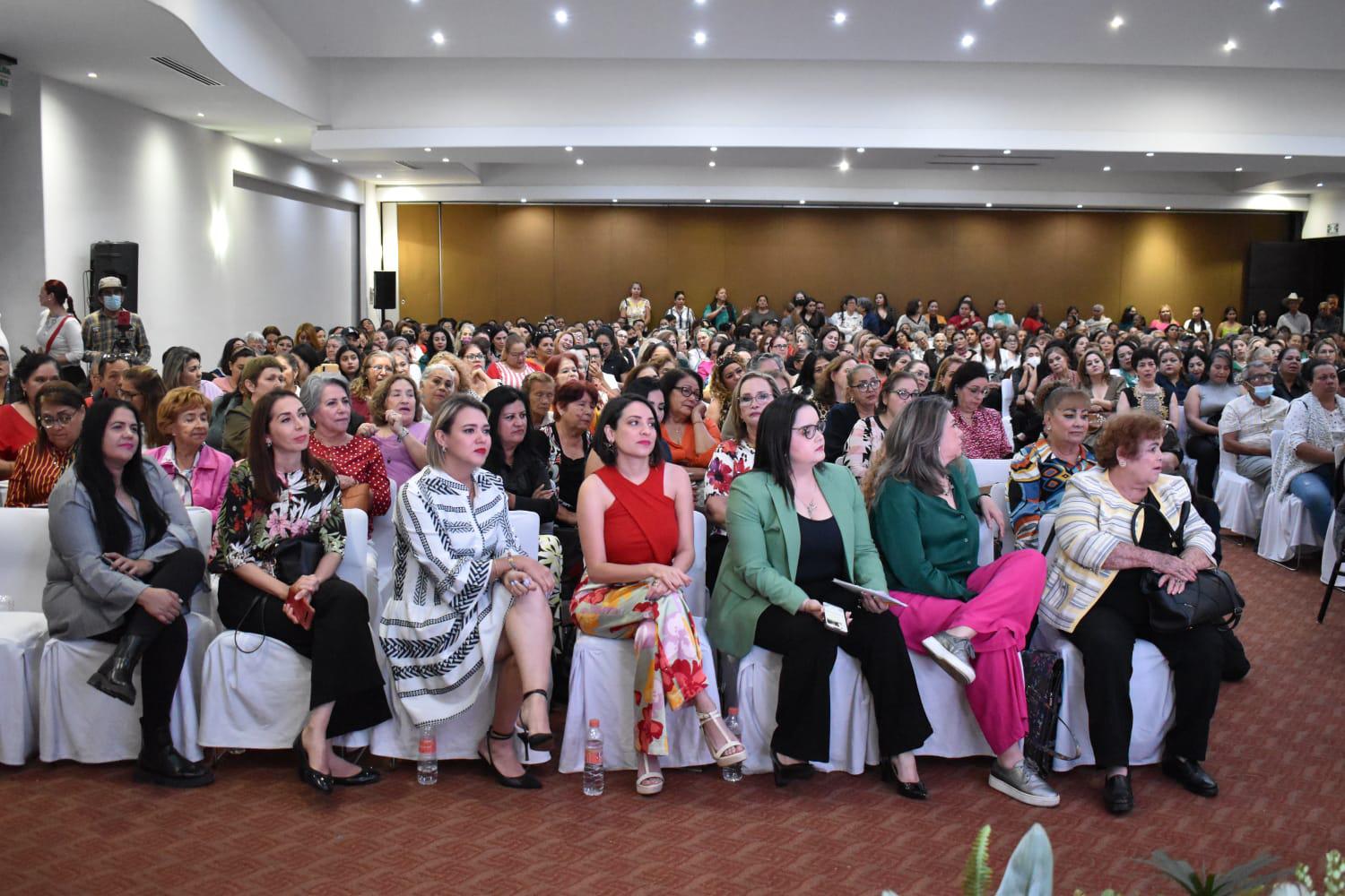 $!Beatriz Paredes da a conocer propuestas en diálogo con mujeres en Culiacán