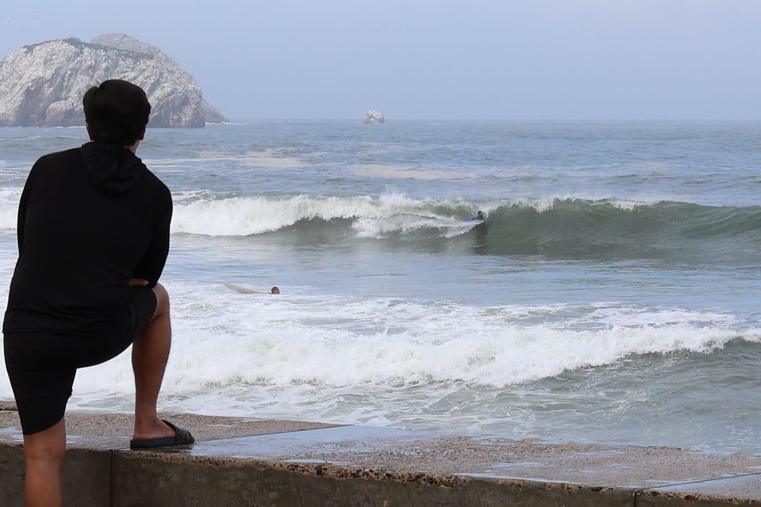 $!Se presentan olas de hasta 3 metros de altura en Mazatlán, restringen el acceso a algunas áreas de playa