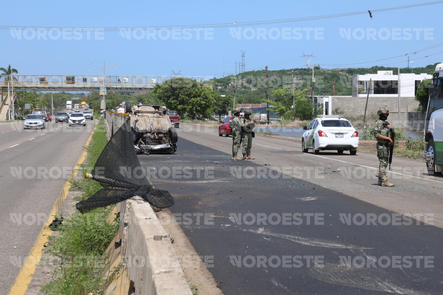 $!Auto vuelca tras chocar contra muro de contención de la carretera Internacional al sur, en Mazatlán