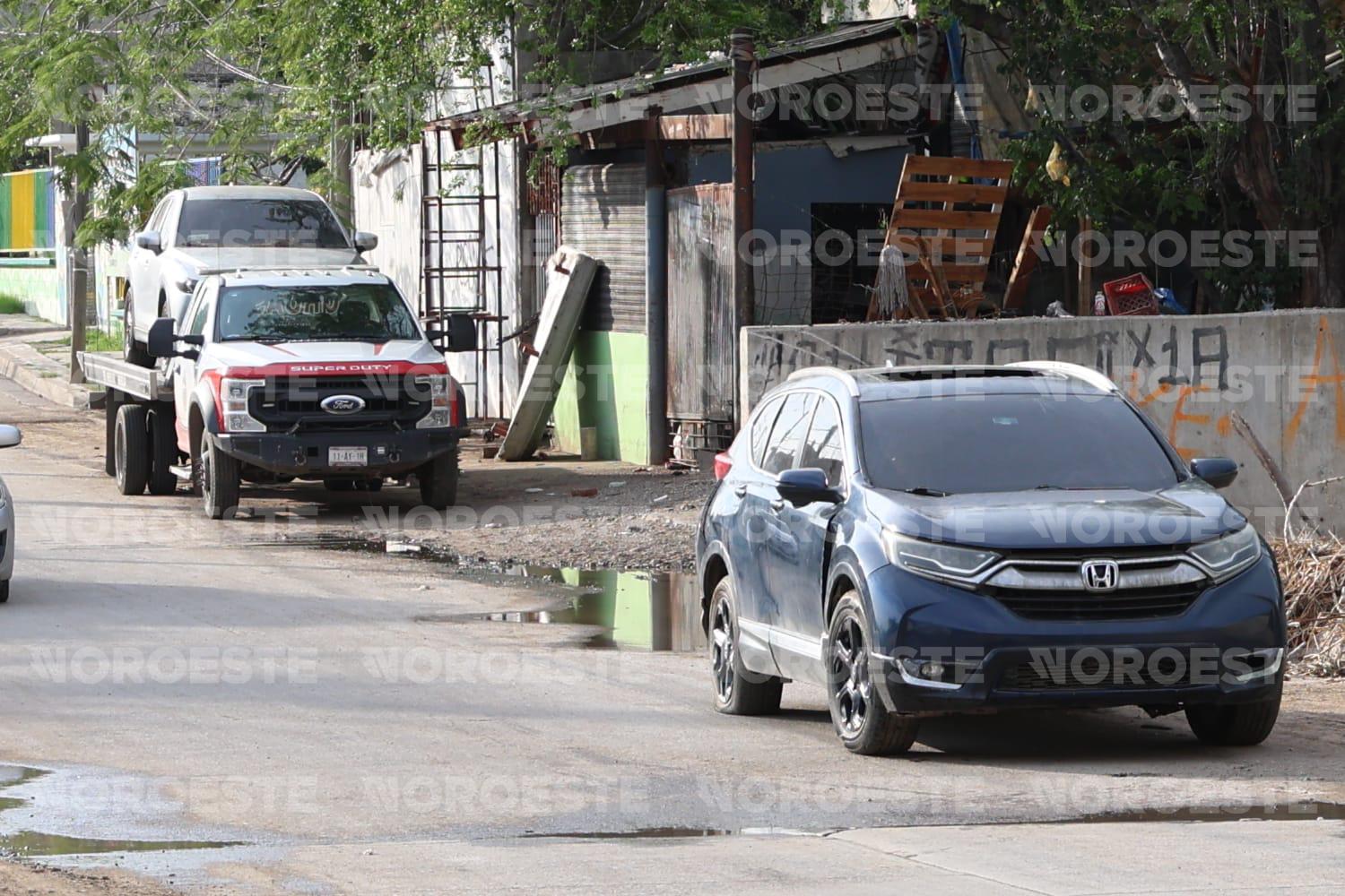 $!Aseguran taller y 3 camionetas durante operativo en la Lico Velarde, en Mazatlán