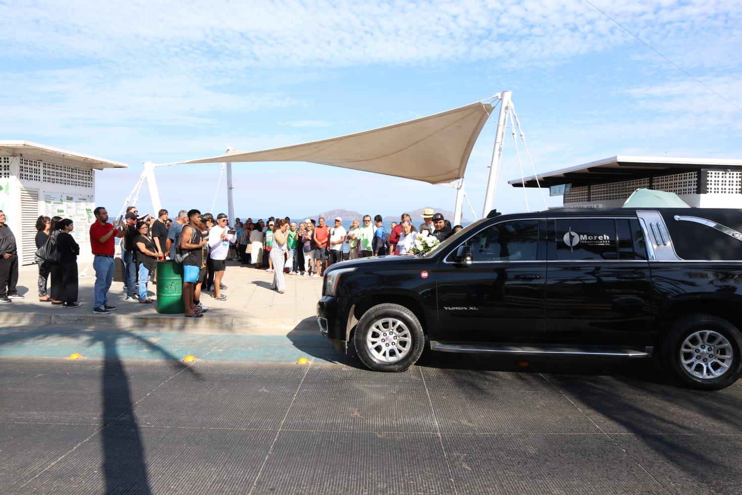 $!Entre aplausos y recuerdos, dan el último adiós a Eleazar Castro en Playa Norte