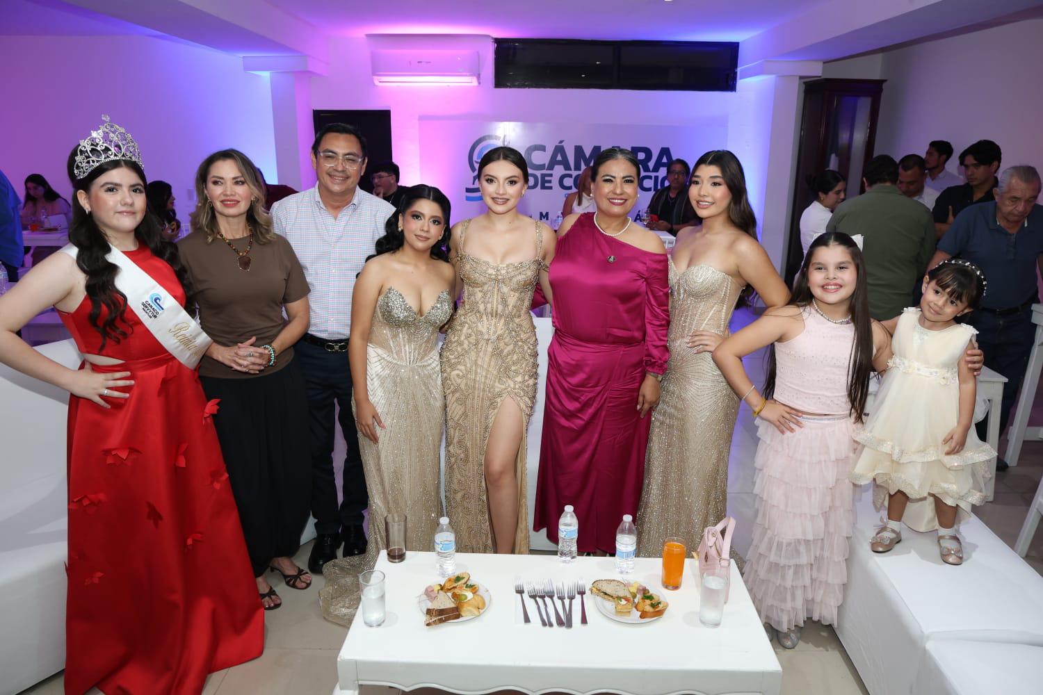 $!Las nuevas reinas de la Expo Feria Canaco Mazatlán 2026 posan junto a autoridades de Canaco e invitados especiales durante su presentación.