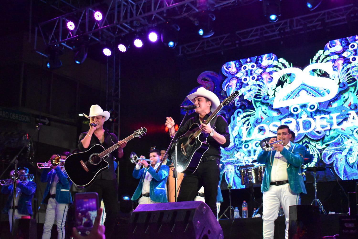 $!Por más de dos horas el dueto deleitó a su público con más de 40 melodías.