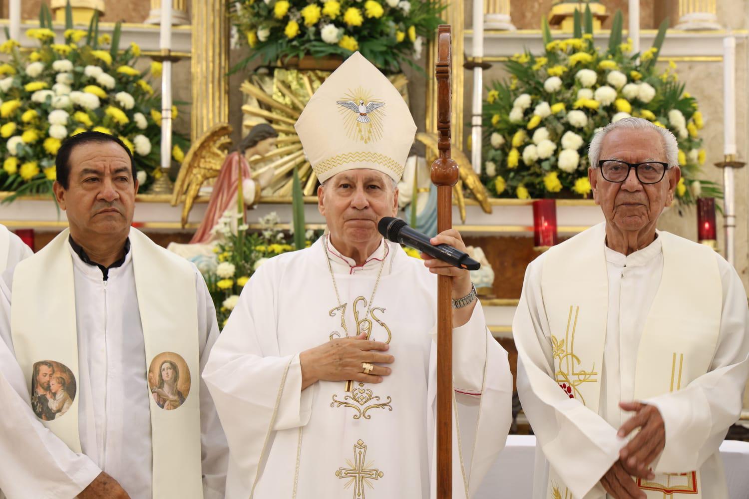 $!Encabeza Obispo de Mazatlán misa en honor a San Juan en Villa Unión