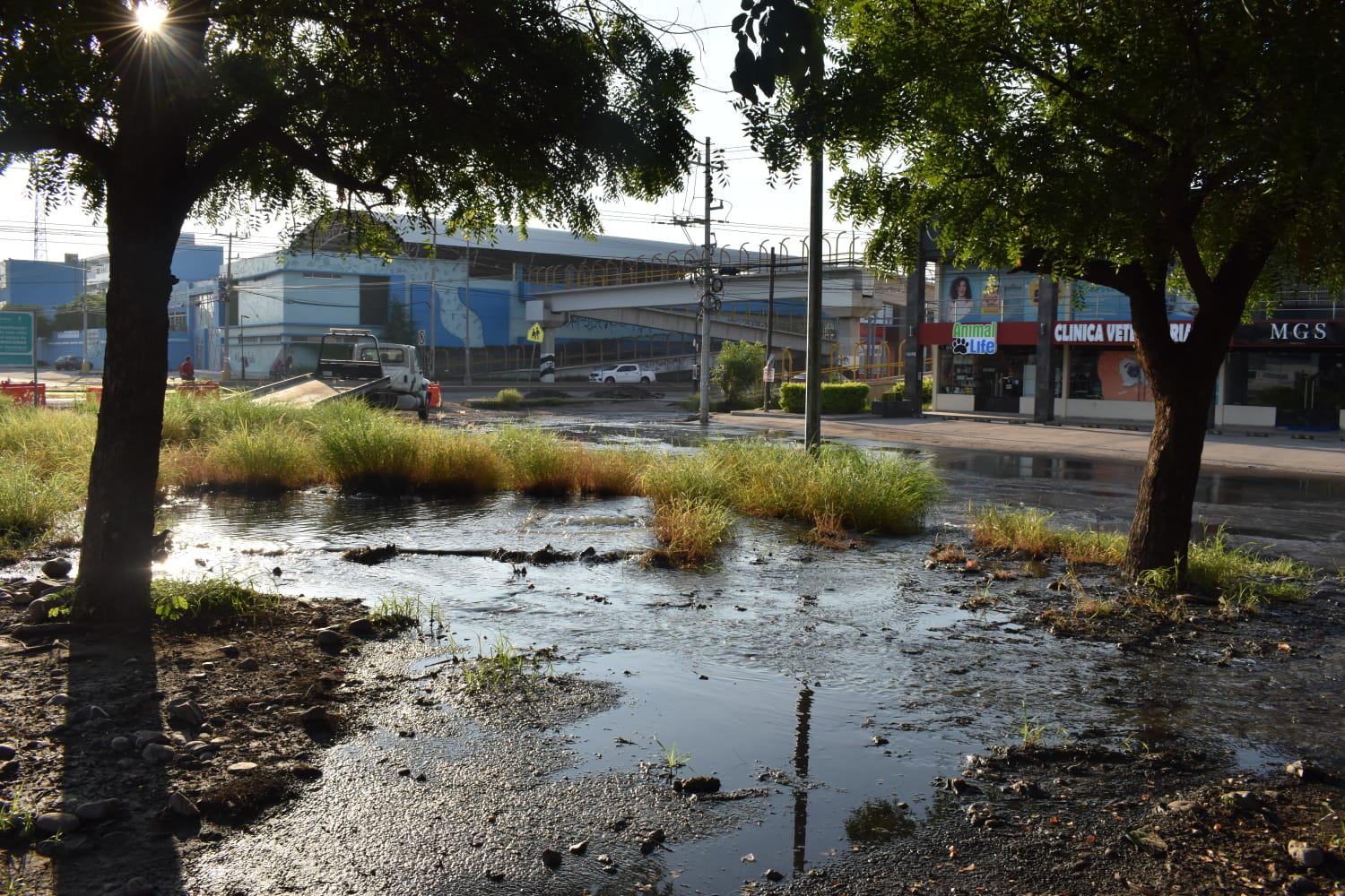 $!Prevalece fuga de aguas negras al norte de Mazatlán