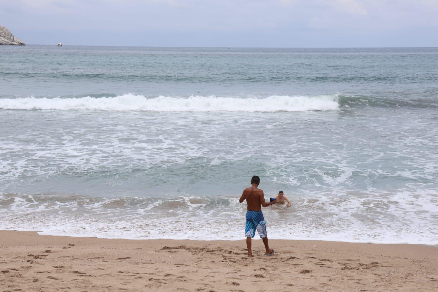 $!Escuadrón Acuático mantiene supervisión en las playas de Mazatlán ante mar de fondo