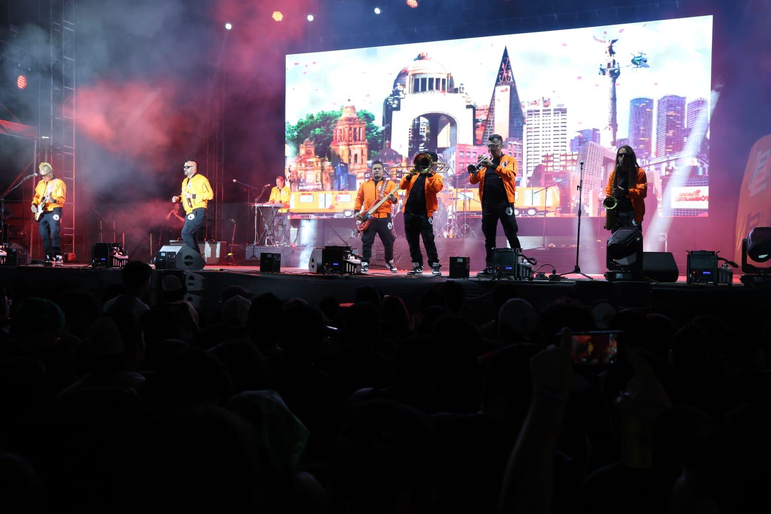$!La gente se unió al concierto de Los Estrambóticos con saltos, aplausos y bailes, en una dinámica constante.