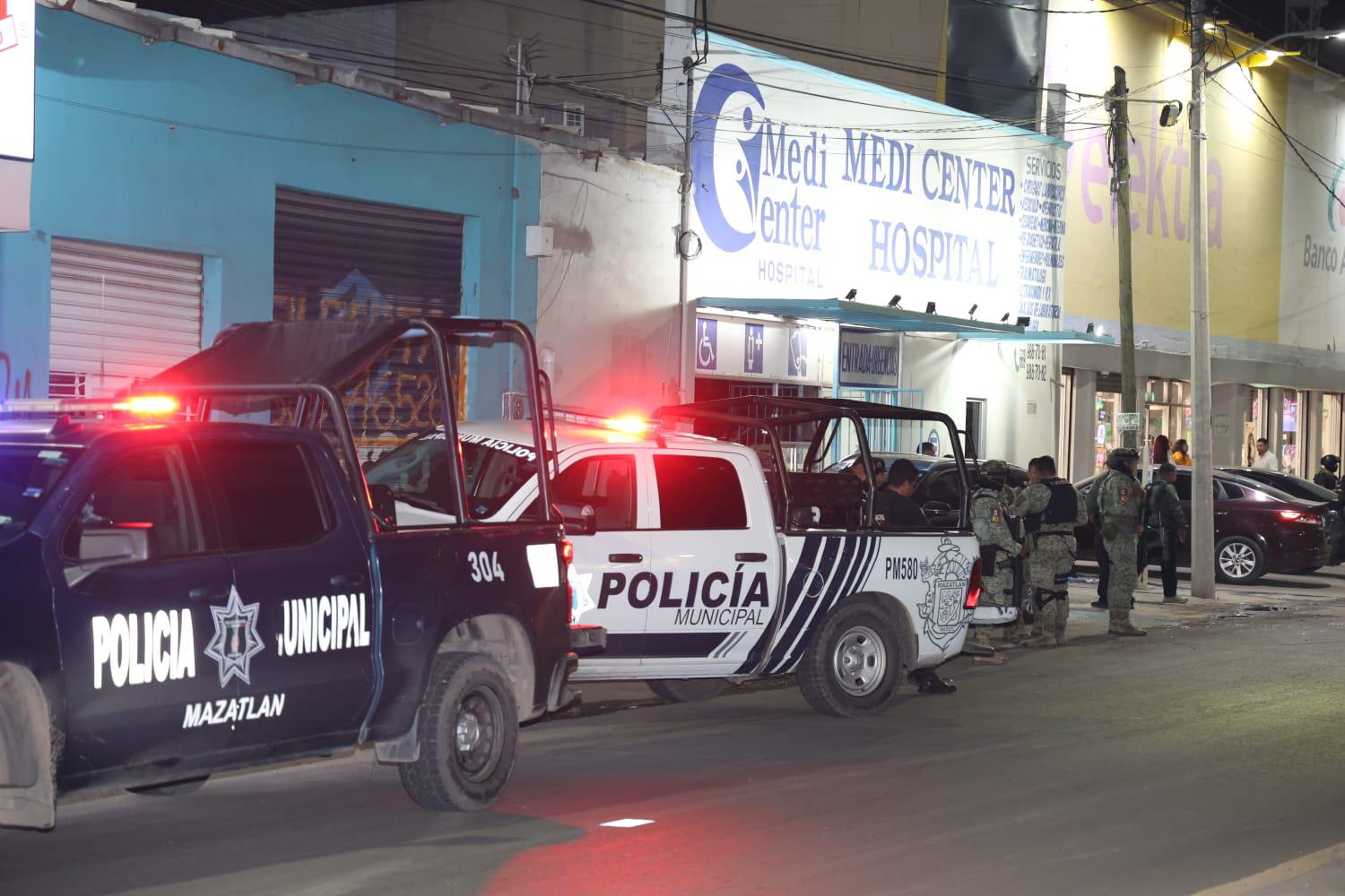 $!Atacan a balazos clínica en Mazatlán; dos mujeres resultan heridas y una muere en hospital