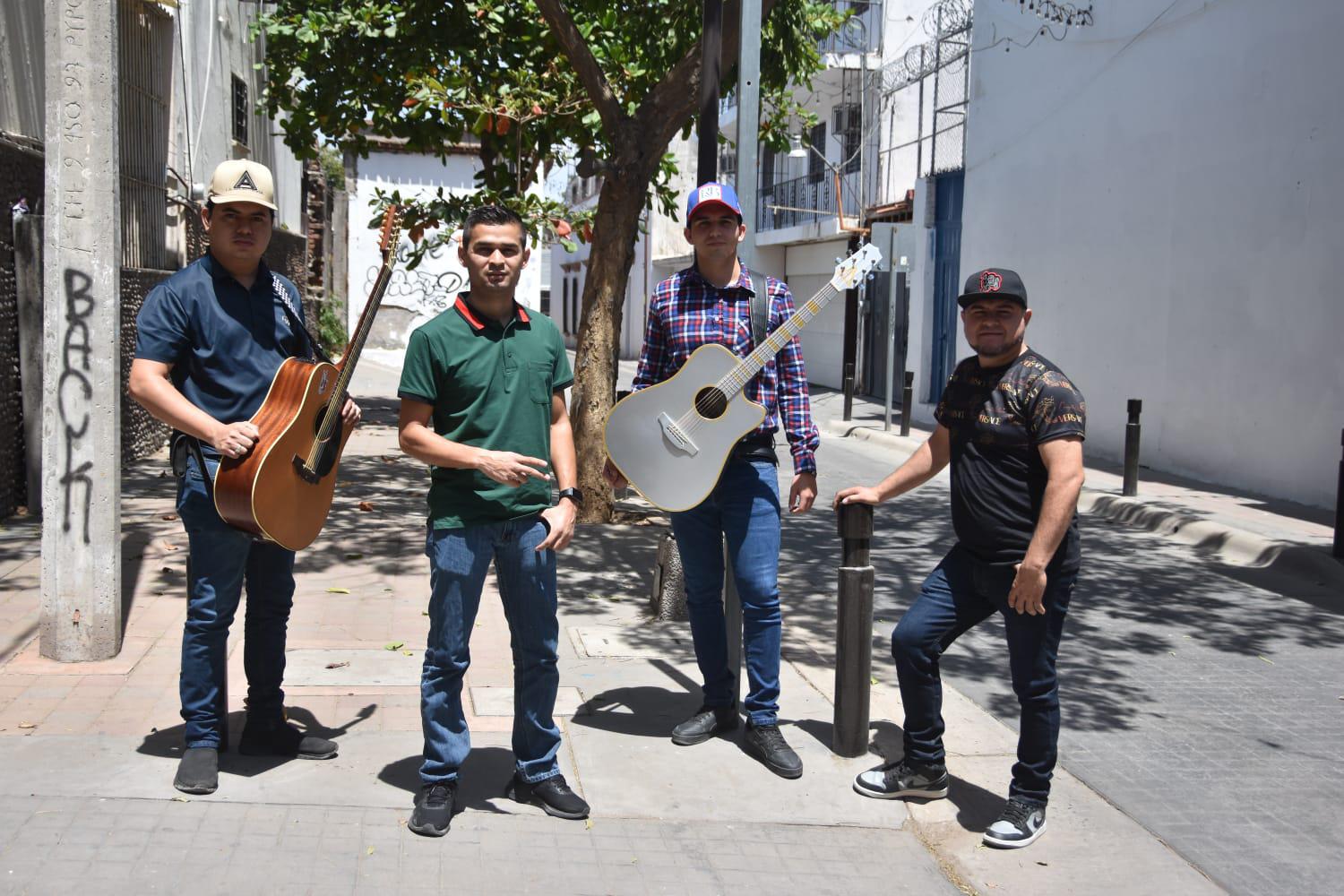 $!De Guamúchil para el mundo, grupo La Advertencia.