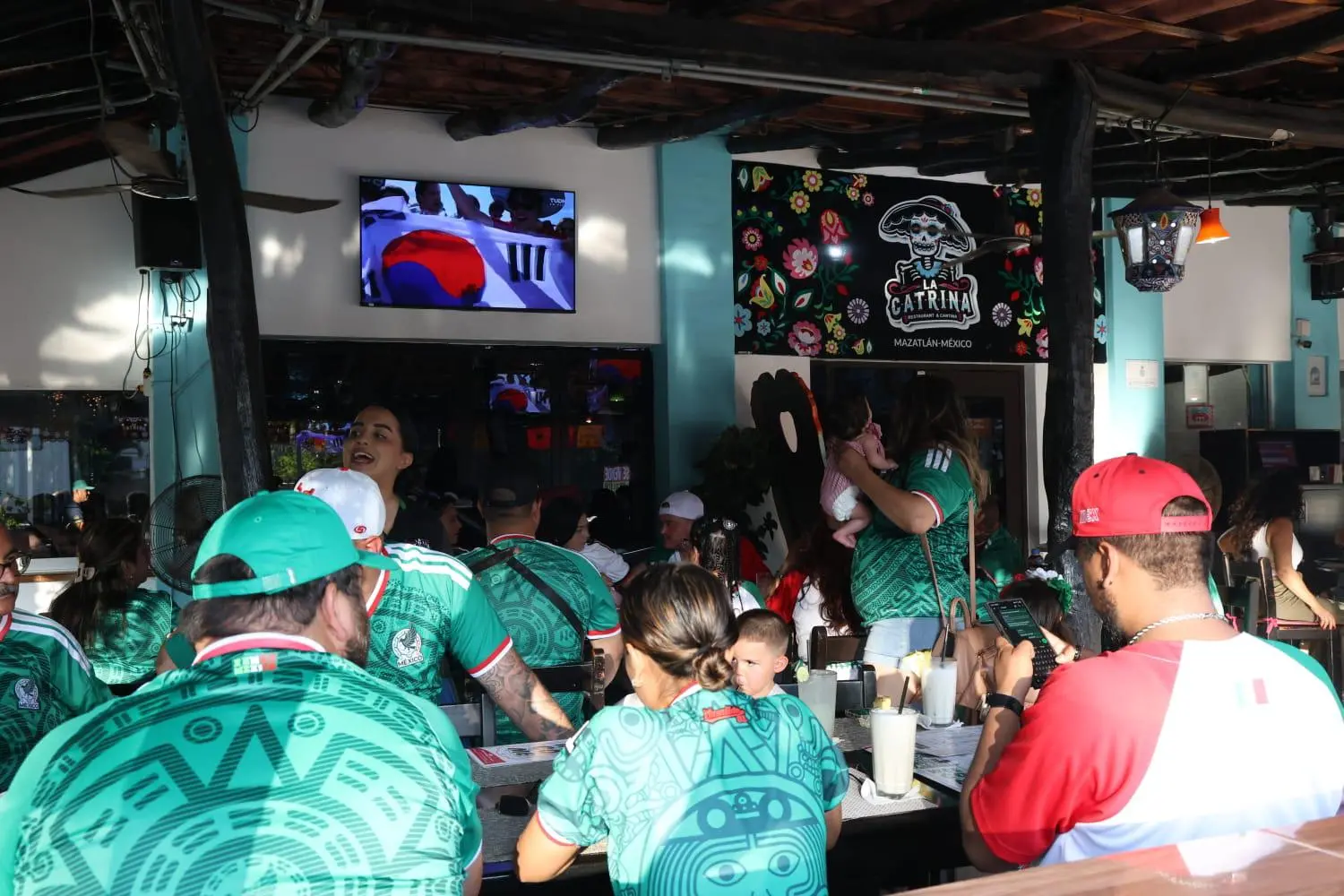 $!Sports bars de Mazatlán toman la delantera en asistencia previo al México vs. Corea del Sur