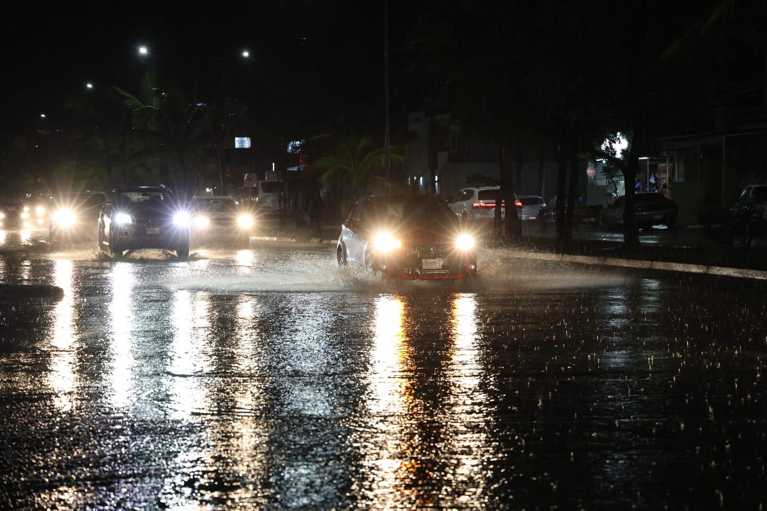 $!Cae fuerte lluvia en el sur de Sinaloa; en Mazatlán las precipitaciones fueron acompañadas de rachas de viento y apagones