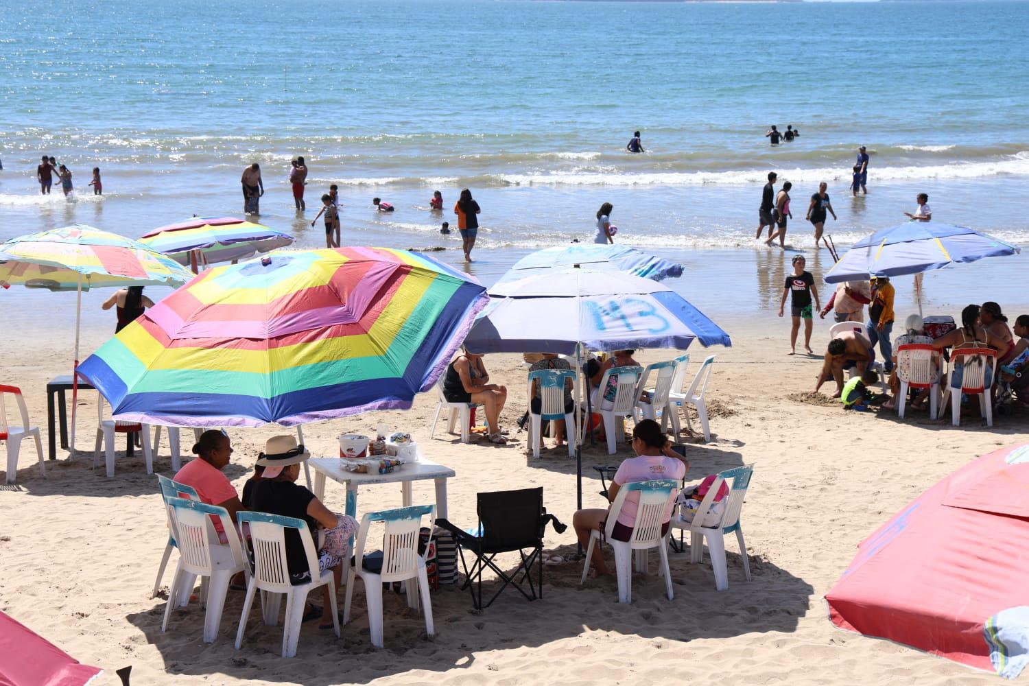 $!Playas de Mazatlán atraen a turistas nacionales en puente vacacional