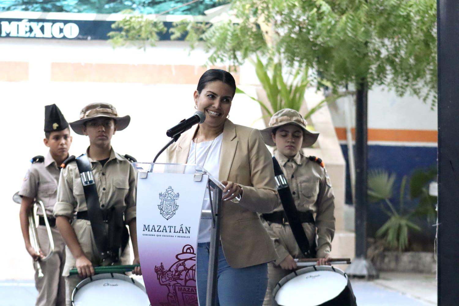 $!¡Honor a los campeones! Entregan material deportivo al Colegio Militarizado
