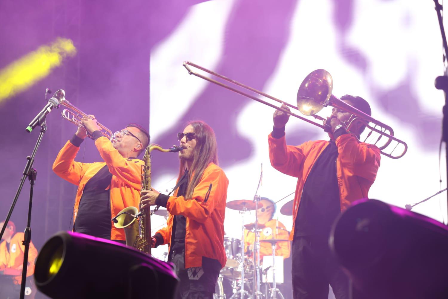$!La agrupación demostró su experiencia sobre el escenario, manteniendo una interacción cercana con el público.