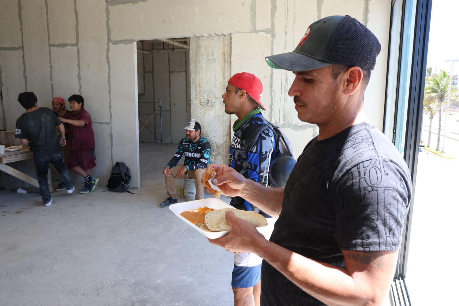 $!Adelantan albañiles y trabajadores de la construcción festejo por el Día de la Santa Cruz
