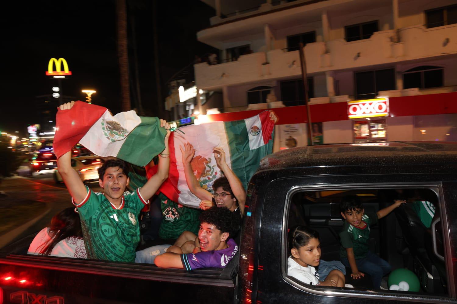 $!Mazatlán celebra con fiesta en el malecón triunfo de México ante Corea